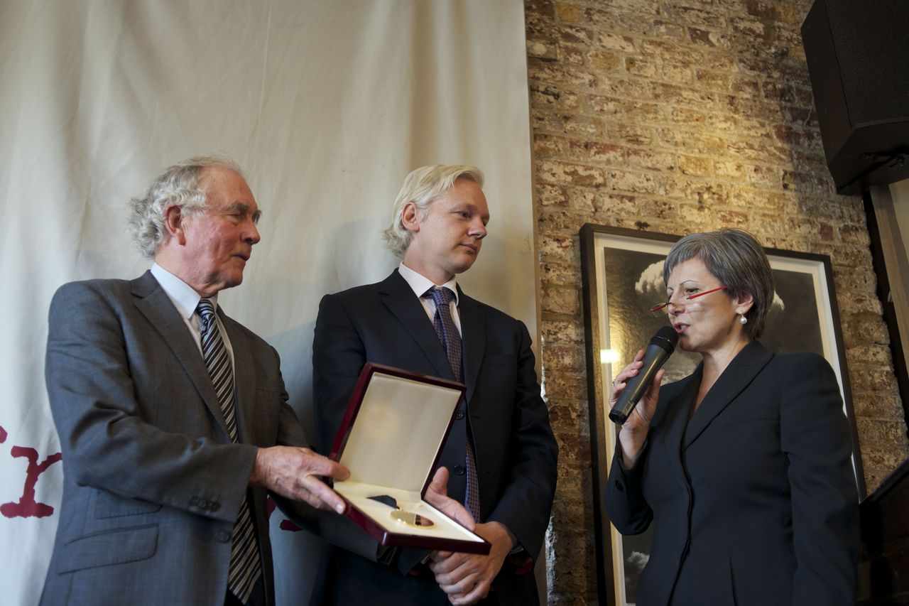 אסאנג' מקבל את מדליית הזהב מאגודת השלום של סידני. צילום: Sydney Peace Foundation